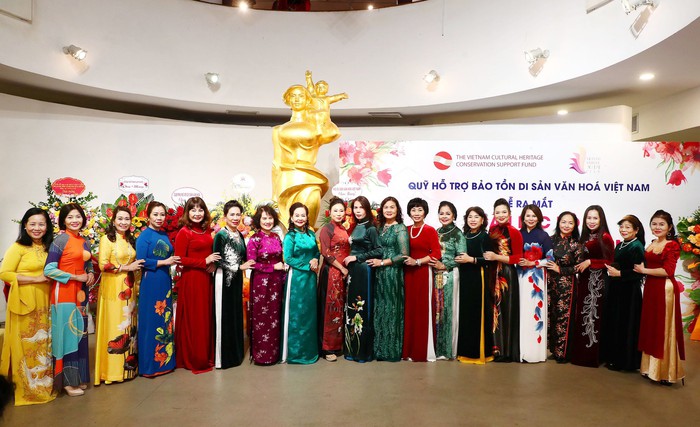 Thành viên CLB Di sản Áo dài Việt Nam cùng khách mời mặc áo dài trong Lễ ra mắt