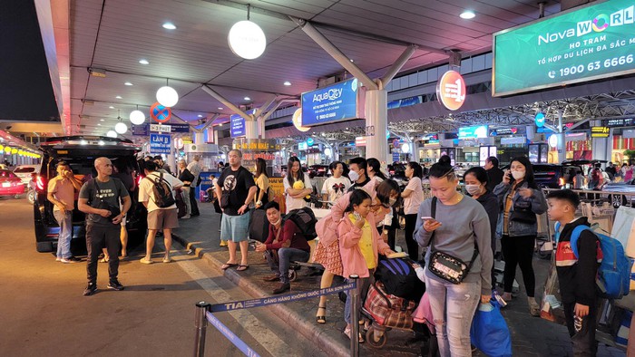 Đường vào sân bay Tân Sơn Nhất ùn tắc trong ngày làm việc cuối cùng của năm 2022 - Ảnh 11.