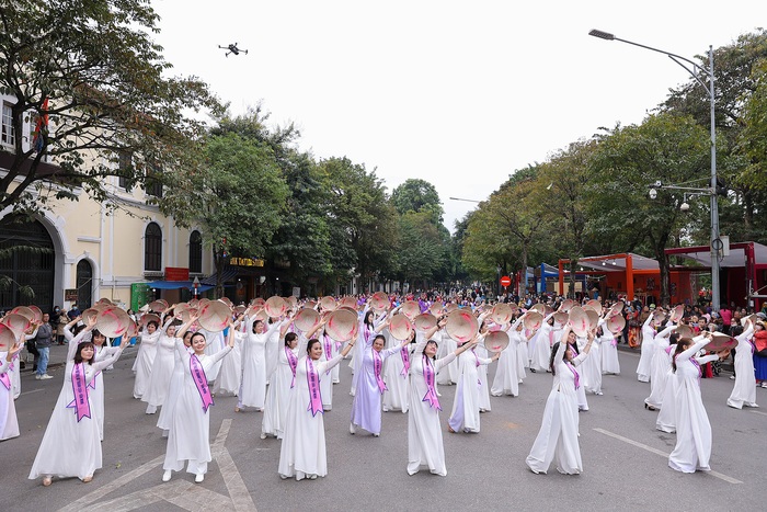 Gần 1.000 người tham dự đồng diễn áo dài “Phụ nữ Thủ đô hội nhập và phát triển” - Ảnh 5.