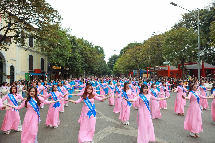 Gần 1.000 người tham dự đồng diễn áo dài “Phụ nữ Thủ đô hội nhập và phát triển” - Ảnh 4.