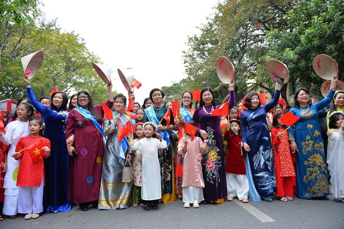 Gần 1.000 người tham dự đồng diễn áo dài “Phụ nữ Thủ đô hội nhập và phát triển” - Ảnh 3.