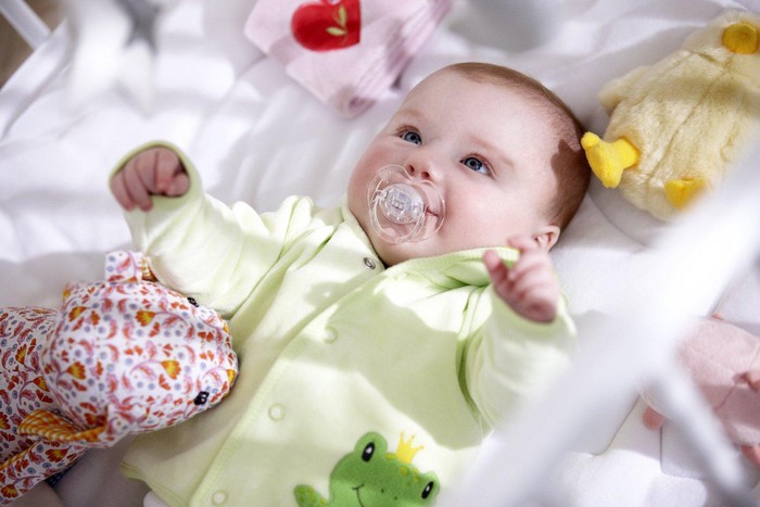 Trẻ sơ sinh nên mặc quần áo làm từ chất liệu gì để đảm bảo an toàn cho làn da? - Ảnh 1.