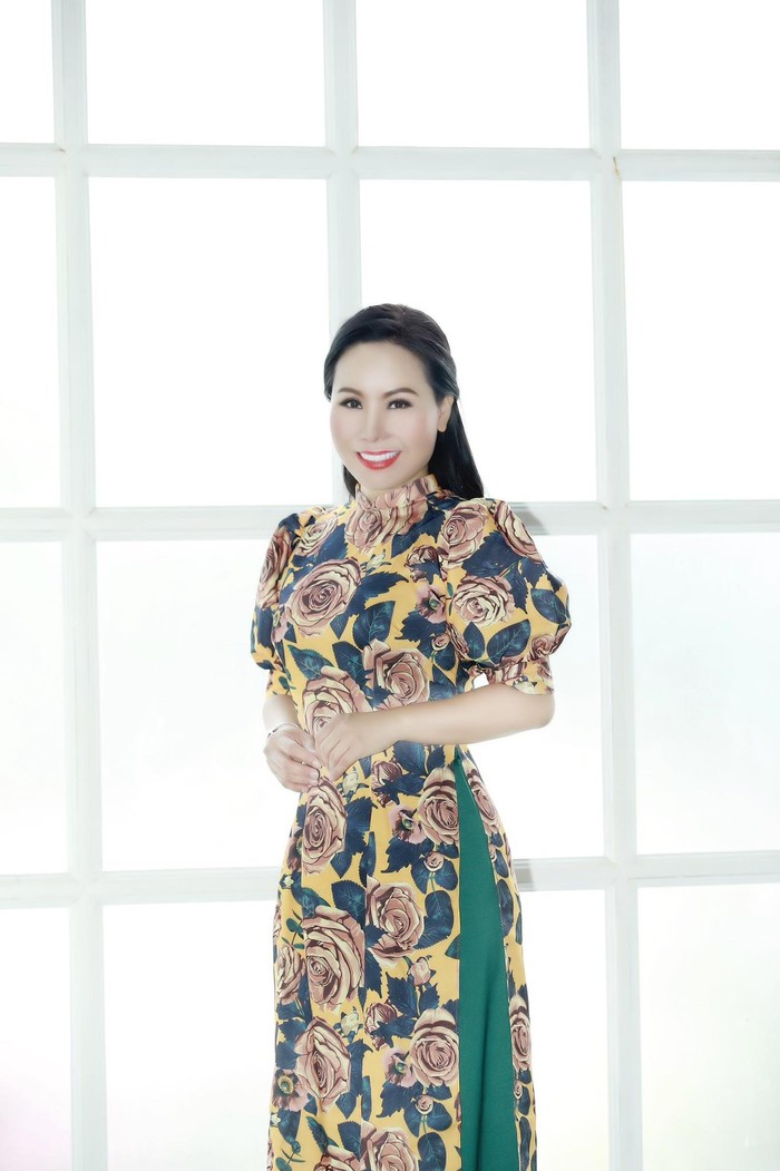 Như một cách thể hiện tình yêu rất riêng của những người phụ nữ Việt, Nữ hoàng doanh nhân Kim Chi đã khéo léo lựa chọn áo dài để đem đến mùa xuân vừa dịu dàng vừa ý nghĩa. “Nếu bạn đang băn khoăn về trang phục diện trong những ngày xuân thì áo dài là một gợi ý hoàn hảo”, người đẹp Kim Chi nói