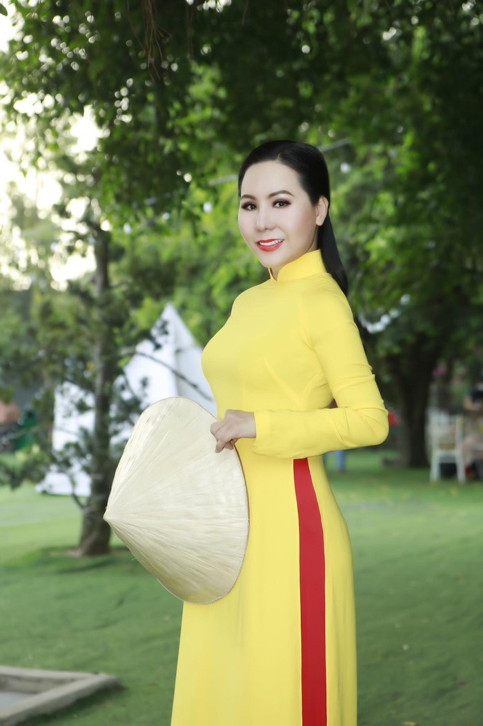 Chiếc áo dài vàng rực rỡ khiến Nữ hoàng doanh nhân Kim Chi thêm nổi bật giữa đường xuân