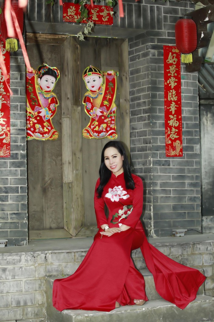 Gam màu đỏ rực rỡ sắc xuân với họa tiết quốc hoa được Nữ hoàng doanh nhân Kim Chi lựa chọn làm trang phục khởi đầu một năm mới nhiều may mắn