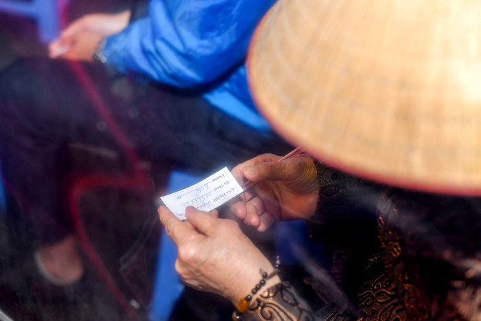 Vàng bật tăng, dân Hà Nội mua vàng ngày vía Thần Tài giảm 50% so với mọi năm - Ảnh 4.