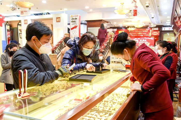 Vàng bật tăng, dân Hà Nội mua vàng ngày vía Thần Tài giảm 50% so với mọi năm - Ảnh 5.