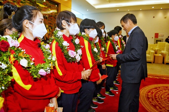 Đội tuyển bóng đá nữ Việt Nam được chào đón nồng nhiệt khi về nước - Ảnh 1.