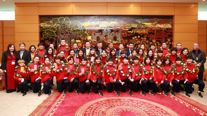 Đội tuyển bóng đá nữ Việt Nam được chào đón nồng nhiệt khi về nước - Ảnh 2.