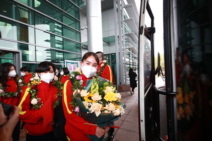Đội tuyển bóng đá nữ Việt Nam được chào đón nồng nhiệt khi về nước - Ảnh 3.
