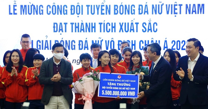 Chủ tịch Quốc hội tặng quà Tết, chúc mừng thành tích của đội tuyển bóng đá nữ Việt Nam - Ảnh 1.
