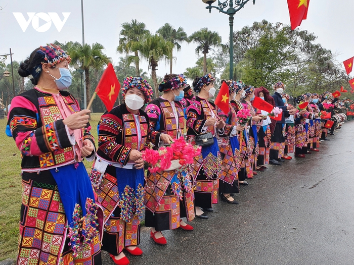 Đại diện đồng bào các dân tộc Việt Nam trong các trang phục truyền thống
