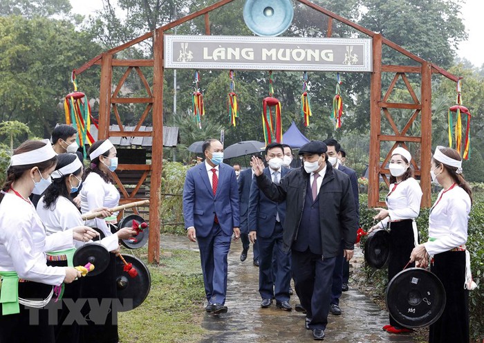 Chủ tịch nước Nguyễn Xuân Phúc thăm làng Mường trong Làng Văn hoá - Du lịch các dân tộc Việt Nam