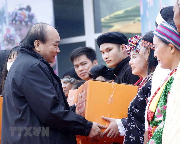 Chủ tịch nước Nguyễn Xuân Phúc tặng quà cho đại diện các dân tộc Việt Nam