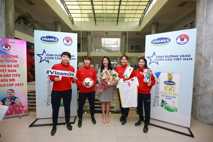 Vinamilk trao thưởng 500 triệu đồng và 2 năm sử dụng sản phẩm dinh dưỡng cho Đội tuyển bóng đá nữ quốc gia - Ảnh 1.