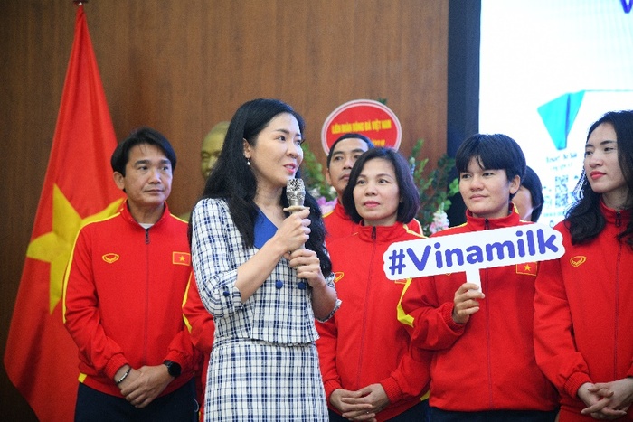 Vinamilk trao thưởng 500 triệu đồng và 2 năm sử dụng sản phẩm dinh dưỡng cho Đội tuyển bóng đá nữ quốc gia - Ảnh 2.