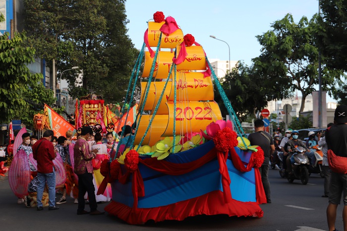 Tết Nguyên tiêu: Người dân TPHCM tưng bừng đón mừng đêm trăng tròn đầu tiên của năm - Ảnh 4.