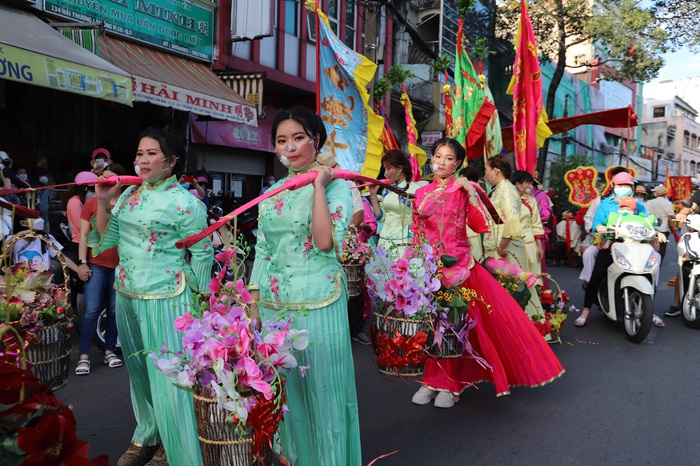 Tết Nguyên tiêu: Người dân TPHCM tưng bừng đón mừng đêm trăng tròn đầu tiên của năm - Ảnh 6.