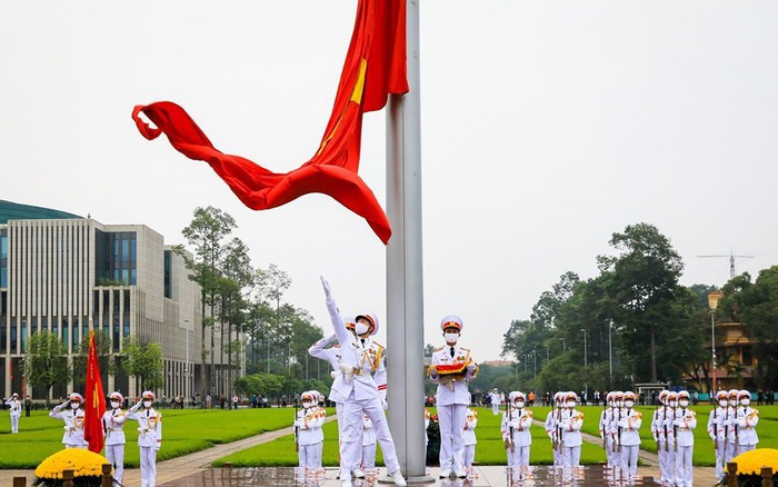 Cờ 960 ngày càng trở nên phổ biến hơn ở Việt Nam, và Quốc kỳ, Quốc huy và Quốc ca đều được bổ sung vào trong luật chơi. Để biết thêm thông tin về tác giả và cách thức bổ sung những yếu tố này vào cờ 960, hãy nhấp vào hình ảnh hấp dẫn.