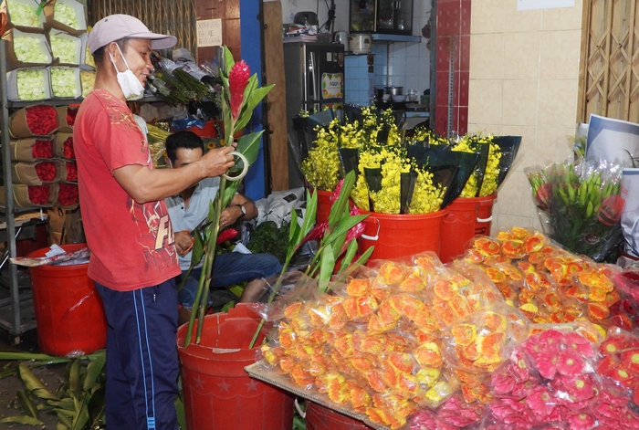 Cần tính phương án bảo đảm việc làm cho người lao động nếu di dời chợ hoa Hồ Thị Kỷ - Ảnh 2.