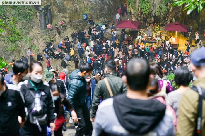 Du khách đội mưa đổ về chùa Hương cầu may trong ngày đầu chính thức mở cửa - Ảnh 10.