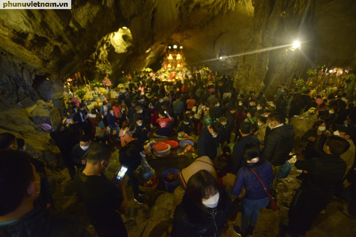 Du khách đội mưa đổ về chùa Hương cầu may trong ngày đầu chính thức mở cửa - Ảnh 11.