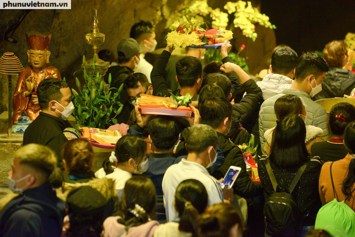 Du khách đội mưa đổ về chùa Hương cầu may trong ngày đầu chính thức mở cửa - Ảnh 12.