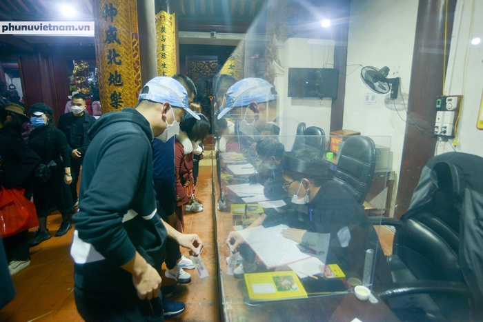 Du khách đội mưa đổ về chùa Hương cầu may trong ngày đầu chính thức mở cửa - Ảnh 14.
