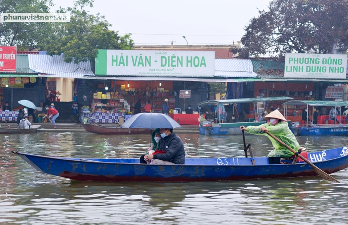 Du khách đội mưa đổ về chùa Hương cầu may trong ngày đầu chính thức mở cửa - Ảnh 7.