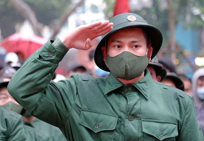 Hà Nội: Người thân đội mưa tiễn tân binh lên đường nhập ngũ - Ảnh 3.