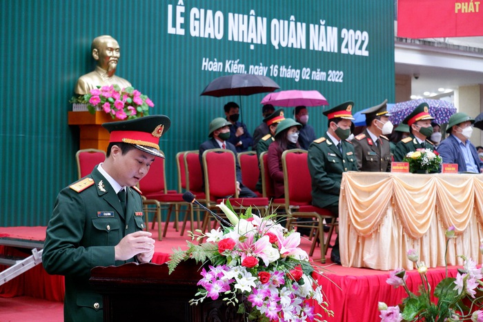 Hà Nội: Người thân đội mưa tiễn tân binh lên đường nhập ngũ - Ảnh 1.
