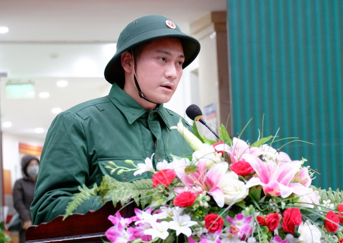 Hà Nội: Người thân đội mưa tiễn tân binh lên đường nhập ngũ - Ảnh 4.