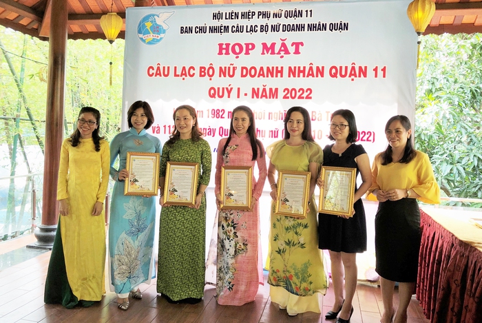 CLB Nữ Doanh nhân quận 11 hỗ trợ phụ nữ khởi nghiệp và trao học bổng cho học sinh khó khăn - Ảnh 1.
