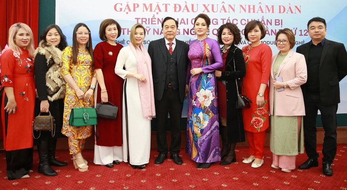 Ông Nguyễn Hải Hữu - Chủ tịch Hội Đào tạo phát triển nghề làm đẹp Việt Nam (giữa) cùng Ban thiết kế tạo mẫu tóc và đại diện các đơn vị tham gia Kỳ thi kỹ năng nghề quốc gia lần thứ 12