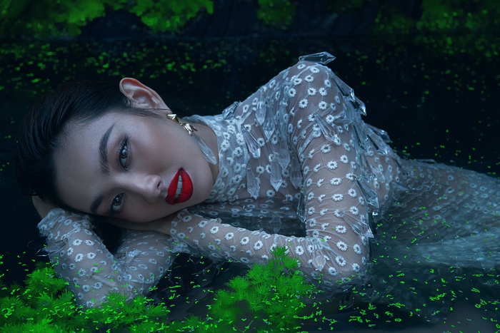 Hoa hậu Thùy Tiên hóa thân thành “nữ thần rừng núi” đầy quyến rũ - Ảnh 6.
