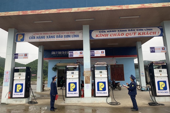 2 cửa hàng xăng dầu ở Hà Tĩnh bị phạt 45 triệu đồng vì tự ý ngừng bán - Ảnh 1.