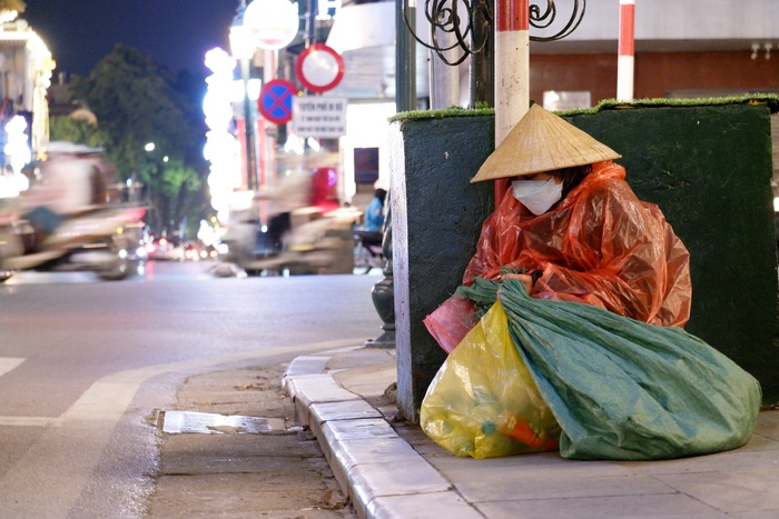 Xót xa cảnh mẹ đơn thân cùng 2 con nhỏ ngủ vỉa hè giữa đêm đông buốt giá ở Hà Nội - Ảnh 1.