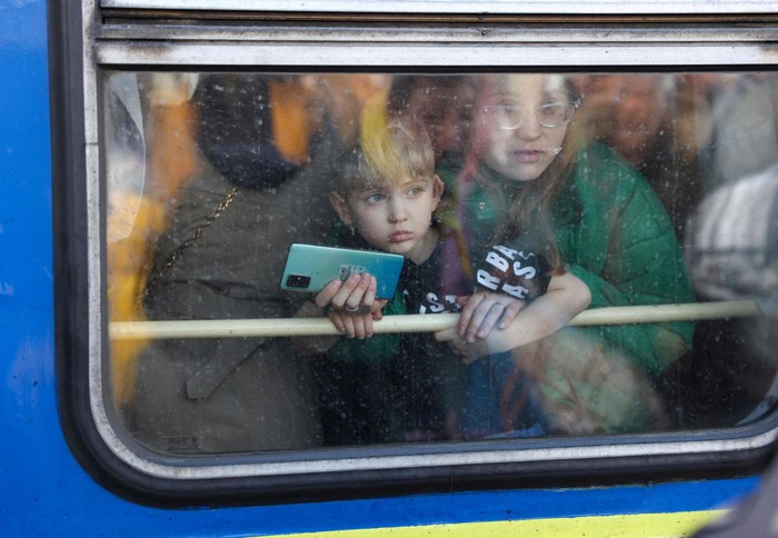 Phụ nữ và trẻ em trong chiến sự Nga - Ukraine - Ảnh 3.