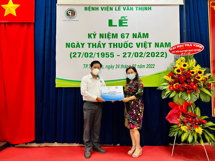 Bà Nguyễn Ngọc Tuyết Trinh, Giám đốc Đối ngoại & Phát triển bền vững L’Oréal trao quà tri ân tại bệnh viện Lê Văn Thịnh TP Thủ Đức - TPHCM