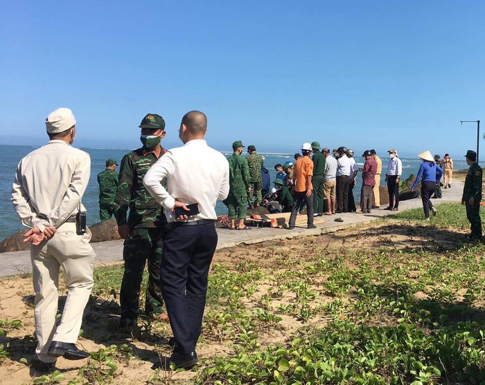 Vụ chìm cano ở biển Cửa Đại: Thi thể bé trai cuối cùng đã được tìm thấy - Ảnh 1.