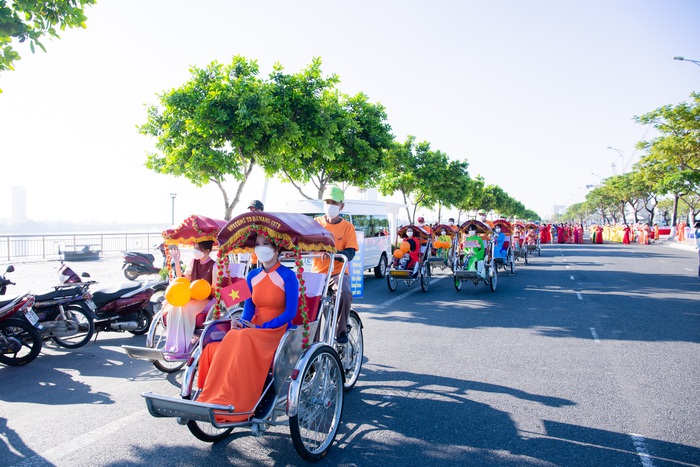 Đà Nẵng: Gần 300 phụ nữ diễu hành áo dài bằng xích lô, xe đạp “Chào tháng 3” đầy ấn tượng - Ảnh 3.