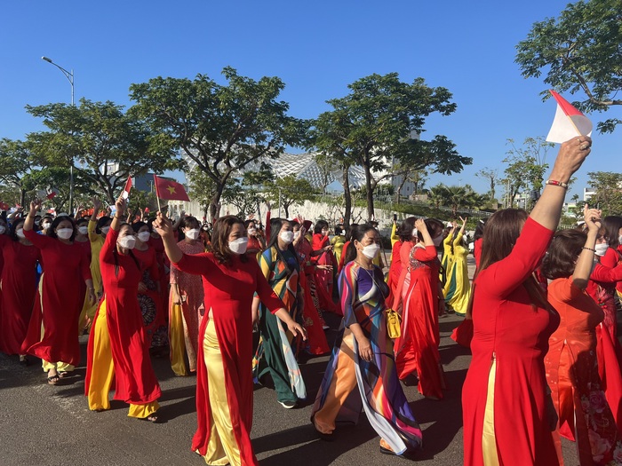 Đà Nẵng: Gần 300 phụ nữ diễu hành áo dài bằng xích lô, xe đạp “Chào tháng 3” đầy ấn tượng - Ảnh 1.