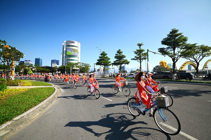 Đà Nẵng: Gần 300 phụ nữ diễu hành áo dài bằng xích lô, xe đạp “Chào tháng 3” đầy ấn tượng - Ảnh 4.