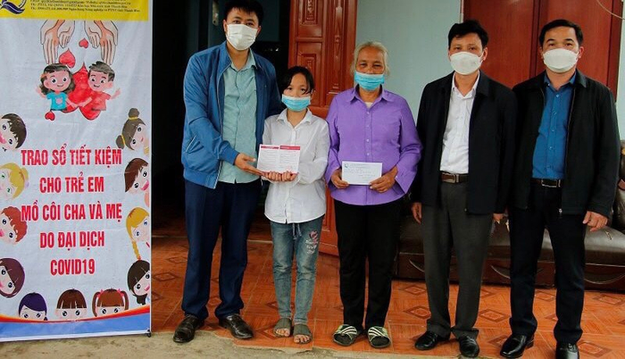 Đại diện Quỹ Bảo trợ trẻ em tỉnh Thanh Hóa trao sổ tiết kiệm cho trẻ nhỏ hoàn cảnh khó khăn