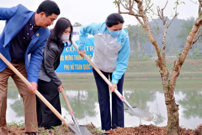 Hội LHPN Việt Nam trồng cây chào mừng thành công Đại hội đại biểu Phụ nữ toàn quốc  - Ảnh 2.