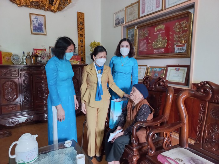 Phụ nữ tỉnh Phú Yên: Tặng quà cho 20 gia đình chính sách tỉnh Hải Dương  - Ảnh 1.