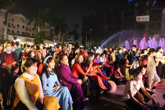 Hàng trăm cán bộ, hội viên phụ nữ Gò Vấp (TPHCM) hào hứng trình diễn áo dài - Ảnh 1.