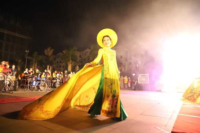 Hàng trăm cán bộ, hội viên phụ nữ Gò Vấp (TPHCM) hào hứng trình diễn áo dài - Ảnh 4.