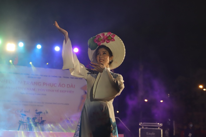 Hàng trăm cán bộ, hội viên phụ nữ Gò Vấp (TPHCM) hào hứng trình diễn áo dài - Ảnh 2.
