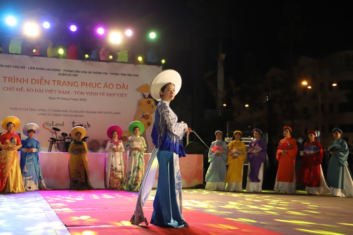 Hàng trăm cán bộ, hội viên phụ nữ Gò Vấp (TPHCM) hào hứng trình diễn áo dài - Ảnh 5.